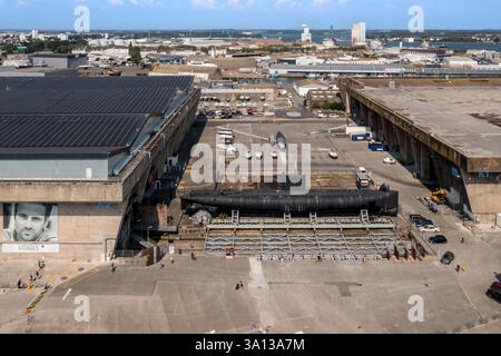 Frankreich, Morbihan, Lorient, Lorient La Base, ehemalige U-Boot-Basis, die von den Deutschen während des Zweiten Weltkriegs gebaut wurde, U-Boot Flore S645, das von 1964 bis 1989 in Betrieb war, und sein Museum (Luftaufnahme) Stockfoto