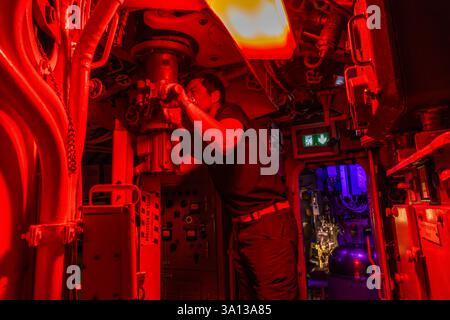 Frankreich, Morbihan, Lorient, Lorient La Base, ehemalige U-Boot-Basis, die von den Deutschen während des Zweiten Weltkriegs gebaut wurde, U-Boot Flore S645, das von 1964 bis 1989 in Dienst war, und sein Museum, der zentrale Betrieb und sein Periskop Stockfoto