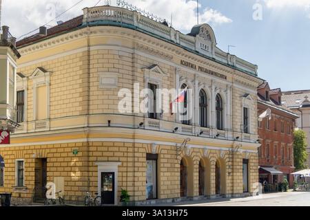 Die Fassade der Academia Philharmonicorum, die Philharmonie, das Hauptgebäude des slowenischen Philharmonischen Orchesters, am Congress Trg Platz im Cit Stockfoto