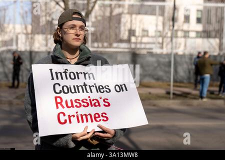 Kiew, Kiew-Stadt, Ukraine. März 2025. Demonstranten versammeln sich, um US-Präsident Trump zu drängen, ukrainische Zivilisten und Militärgefangene vor der amerikanischen Botschaft in Kiew, Ukraine, zu befreien. (Kreditbild: © Andreas Stroh/ZUMA Press Wire) NUR REDAKTIONELLE VERWENDUNG! Nicht für kommerzielle ZWECKE! Stockfoto