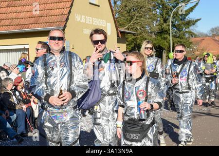 Der Karnevalsumzug am Rosenmontag 03.03.2025 in Dorf im Warndt. *** Die Karnevalsparade am Rosenmontag 03 03 2025 in Dorf im Warndt Bub Stockfoto