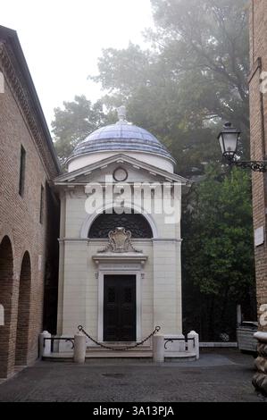 Dantes Grab (Durante di Alighiero degli Alighieri war ein italienischer Dichter, Schriftsteller und Philosoph), Ravenna, Region Emilia-Romagna, Italien, Europa Stockfoto