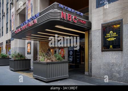 USA. März 2025. Festzelt am Haupteingang der NBC Studios in Midtown Manhattan. (Foto: Erik McGregor/SIPA USA) Credit: SIPA USA/Alamy Live News Stockfoto