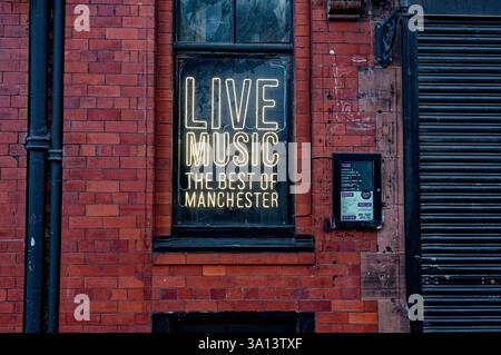 Ancoats, Manchester, UK, 03-01-2025: Live-Musik-Veranstaltungsort mit Schild auf einem Backsteingebäude. Das Schild ist beleuchtet und steht für das Beste von Manchester Stockfoto