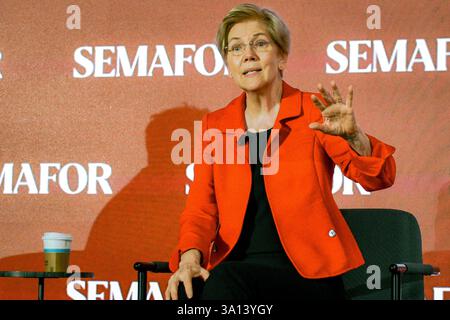 Senatorin Elizabeth Warren (D-MA) im Interview mit Semafor News, 6. März 2025 Stockfoto