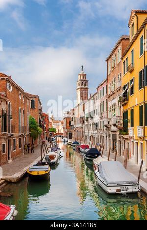 Stadtleben in Venedig. Blick auf den Rio San Barnaba Kanal im alten Viertel Dorsoduro Stockfoto