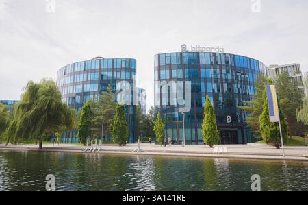 Wien, Österreich, 19. Juli 2023. Bürogebäudearchitektur in der modernen Stadt Wien. Außenfassade und Skyline des städtischen Unternehmens. Blau Stockfoto