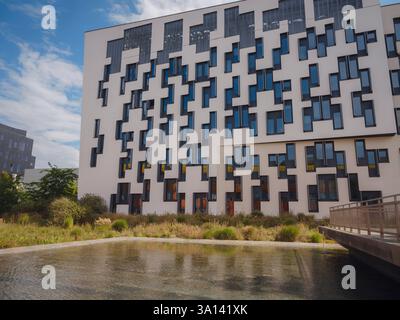 Wien, Österreich, 19. Juli 2023. Das Zentrum der Wirtschaftsuniversität Wien ist die größte Wirtschaftsuniversität Europas. Gebäude entworfen Stockfoto
