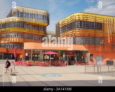 Wien, Österreich, 19. Juli 2023. Das Zentrum der Wirtschaftsuniversität Wien ist die größte Wirtschaftsuniversität Europas. Gebäude entworfen Stockfoto