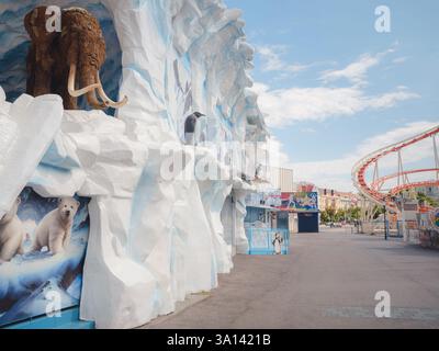Wien, Österreich, 19. Juli 2023. Der Vergnügungspark Wurstelprater oder der Wiener Prater am sonnigen Morgen. Mischung aus Natur, Freizeit und lebhafter urbaner Atmosphäre Stockfoto
