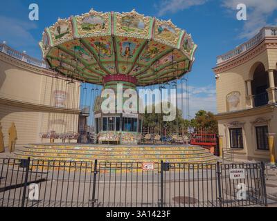 Wien, Österreich, 19. Juli 2023. Der Vergnügungspark Wurstelprater oder der Wiener Prater am sonnigen Morgen. Mischung aus Natur, Freizeit und lebhafter urbaner Atmosphäre Stockfoto