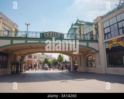 Wien, Österreich, 19. Juli 2023. Der Vergnügungspark Wurstelprater oder der Wiener Prater am sonnigen Morgen. Mischung aus Natur, Freizeit und lebhafter urbaner Atmosphäre Stockfoto