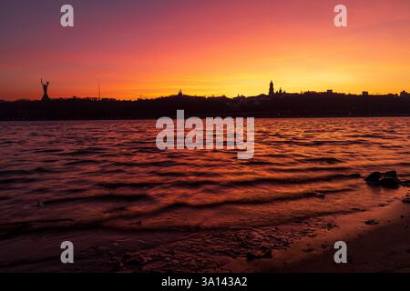 Kiew, Kiew-Stadt, Ukraine. März 2025. Mutter-Ukraine-Statue (links) und der Ostorthodoxe christliche Klosterkomplex Petschersk Lavra vor dem schönen Abendhimmel in Kiew. (Kreditbild: © Andreas Stroh/ZUMA Press Wire) NUR REDAKTIONELLE VERWENDUNG! Nicht für kommerzielle ZWECKE! Stockfoto