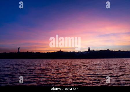Kiew, Kiew-Stadt, Ukraine. März 2025. Mutter-Ukraine-Statue (links) und der Ostorthodoxe christliche Klosterkomplex Petschersk Lavra vor dem schönen Abendhimmel in Kiew. (Kreditbild: © Andreas Stroh/ZUMA Press Wire) NUR REDAKTIONELLE VERWENDUNG! Nicht für kommerzielle ZWECKE! Stockfoto
