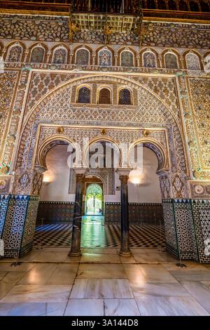 Majestät Mudéjar im Salón de los Embajadores: Kunstvoller Eingang in Sevilla Alcázar mit Säulen im maurischen Stil und Regalgeschichte Stockfoto