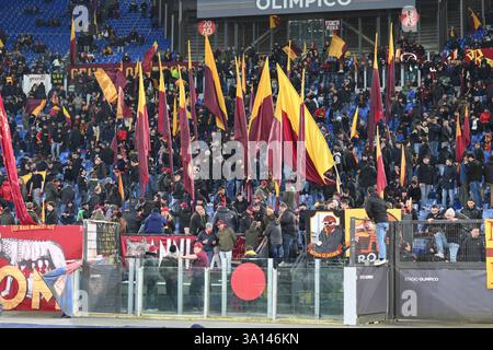 Stadio Olimpico, Rom, Italien. März 2025. UEFA Europa League – Fußball der letzten 16 Jahre; Roma gegen Athletic Club Bilbao; Romas-Fans vor Anpfiff Credit: Action Plus Sports/Alamy Live News Stockfoto