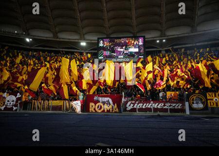 Stadio Olimpico, Rom, Italien. März 2025. UEFA Europa League – Fußball der letzten 16 Jahre; Roma gegen Athletic Club Bilbao; Romas-Fans winken vor dem Anpfiff ihre Fahnen. Credit: Action Plus Sports/Alamy Live News Stockfoto