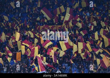 Stadio Olimpico, Rom, Italien. März 2025. UEFA Europa League – Fußball der letzten 16 Jahre; Roma gegen Athletic Club Bilbao; Romas-Fans winken vor dem Anpfiff ihre Fahnen. Credit: Action Plus Sports/Alamy Live News Stockfoto