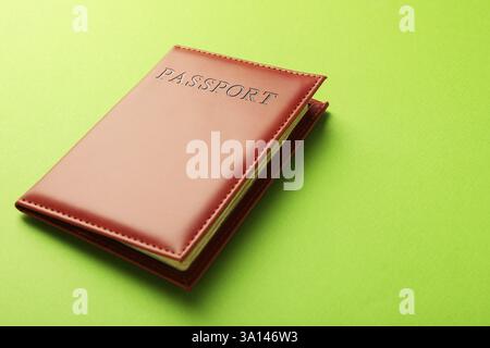 Pass in braunem Umschlag auf grünem Hintergrund, Platz für Text Stockfoto