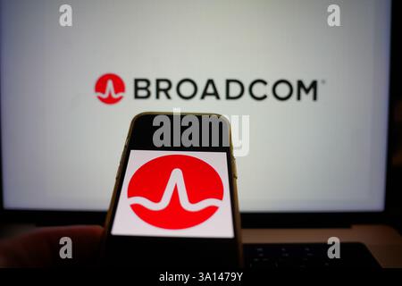 Roosendaal, Niederlande - 6. März 2025: Ein Mobiltelefon mit dem Logo von Broadcom und der Website des Unternehmens im Hintergrund. Stockfoto