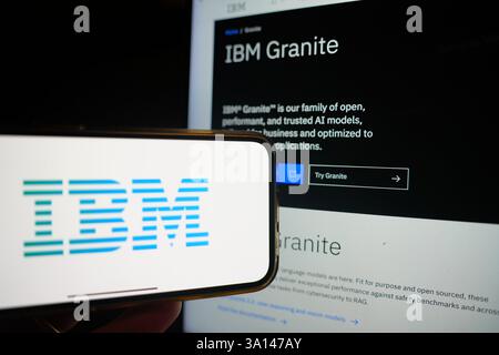 Roosendaal, Niederlande - 6. März 2025: Ein Mobiltelefon mit dem Logo von IBM und der Website des Unternehmens im Hintergrund. Stockfoto