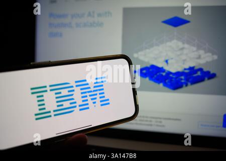 Roosendaal, Niederlande - 6. März 2025: Ein Mobiltelefon mit dem Logo von IBM und der Website des Unternehmens im Hintergrund. Stockfoto