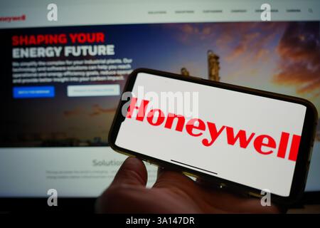 Roosendaal, Niederlande - 6. März 2025: Ein Mobiltelefon mit dem Logo von Honeywell und der Website des Unternehmens im Hintergrund. Stockfoto