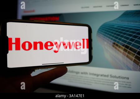 Roosendaal, Niederlande - 6. März 2025: Ein Mobiltelefon mit dem Logo von Honeywell und der Website des Unternehmens im Hintergrund. Stockfoto