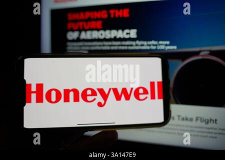 Roosendaal, Niederlande - 6. März 2025: Ein Mobiltelefon mit dem Logo von Honeywell und der Website des Unternehmens im Hintergrund. Stockfoto