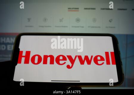 Roosendaal, Niederlande - 6. März 2025: Ein Mobiltelefon mit dem Logo von Honeywell und der Website des Unternehmens im Hintergrund. Stockfoto