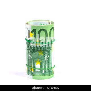 Viele Hundert-Mark-Scheine rollten vor einem weißen Hintergrund Stockfoto