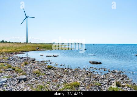 Küstenlandschaft mit Windturbine, Virtsu, Estland Stockfoto