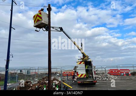 Openreach-Ingenieure arbeiten an einem Telefonkabel von einem Cherry Picker Van. Murbles, Swansea, Wales, Vereinigtes Königreich. Januar 2025. Stockfoto