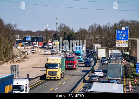 Dichter Verkehr auf der Autobahn A2, östlich des Autobahnkreuz Oberhausen, Baumaßnahmen, Sanierung der Fahrbahnen, Oberflächen und Entwässerung, Umleitung der Fahrzeuge auf 2 Spuren je Richtung, Autobahnbaustelle A2 *** Schwerverkehr auf der Autobahn A2, östlich des Autobahnkreuzes Oberhausen, Bauarbeiten, Fahrbahn-, Oberflächen- und Entwässerungsreparaturen, Umleitung der Fahrzeuge auf 2 Spuren in jede Richtung, Autobahnbaustelle A2 Stockfoto
