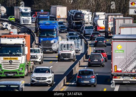 Dichter Verkehr auf der Autobahn A2, östlich des Autobahnkreuz Oberhausen, Baumaßnahmen, Sanierung der Fahrbahnen, Oberflächen und Entwässerung, Umleitung der Fahrzeuge auf 2 Spuren je Richtung, Autobahnbaustelle A2 *** Schwerverkehr auf der Autobahn A2, östlich des Autobahnkreuzes Oberhausen, Bauarbeiten, Fahrbahn-, Oberflächen- und Entwässerungsreparaturen, Umleitung der Fahrzeuge auf 2 Spuren in jede Richtung, Autobahnbaustelle A2 Stockfoto