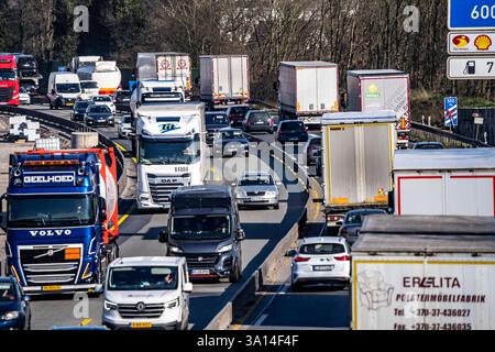 Dichter Verkehr auf der Autobahn A2, östlich des Autobahnkreuz Oberhausen, Baumaßnahmen, Sanierung der Fahrbahnen, Oberflächen und Entwässerung, Umleitung der Fahrzeuge auf 2 Spuren je Richtung, Autobahnbaustelle A2 *** Schwerverkehr auf der Autobahn A2, östlich des Autobahnkreuzes Oberhausen, Bauarbeiten, Fahrbahn-, Oberflächen- und Entwässerungsreparaturen, Umleitung der Fahrzeuge auf 2 Spuren in jede Richtung, Autobahnbaustelle A2 Stockfoto