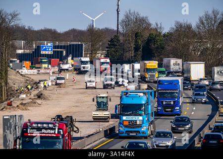 Dichter Verkehr auf der Autobahn A2, östlich des Autobahnkreuz Oberhausen, Baumaßnahmen, Sanierung der Fahrbahnen, Oberflächen und Entwässerung, Umleitung der Fahrzeuge auf 2 Spuren je Richtung, Autobahnbaustelle A2 *** Schwerverkehr auf der Autobahn A2, östlich des Autobahnkreuzes Oberhausen, Bauarbeiten, Fahrbahn-, Oberflächen- und Entwässerungsreparaturen, Umleitung der Fahrzeuge auf 2 Spuren in jede Richtung, Autobahnbaustelle A2 Stockfoto