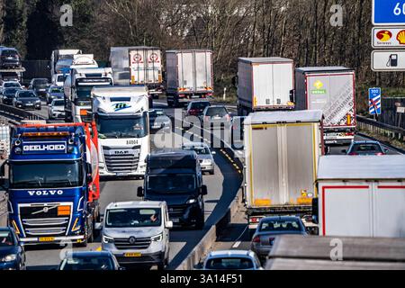Dichter Verkehr auf der Autobahn A2, östlich des Autobahnkreuz Oberhausen, Baumaßnahmen, Sanierung der Fahrbahnen, Oberflächen und Entwässerung, Umleitung der Fahrzeuge auf 2 Spuren je Richtung, Autobahnbaustelle A2 *** Schwerverkehr auf der Autobahn A2, östlich des Autobahnkreuzes Oberhausen, Bauarbeiten, Fahrbahn-, Oberflächen- und Entwässerungsreparaturen, Umleitung der Fahrzeuge auf 2 Spuren in jede Richtung, Autobahnbaustelle A2 Stockfoto