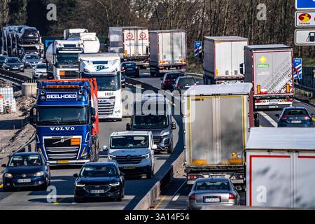 Dichter Verkehr auf der Autobahn A2, östlich des Autobahnkreuz Oberhausen, Baumaßnahmen, Sanierung der Fahrbahnen, Oberflächen und Entwässerung, Umleitung der Fahrzeuge auf 2 Spuren je Richtung, Autobahnbaustelle A2 *** Schwerverkehr auf der Autobahn A2, östlich des Autobahnkreuzes Oberhausen, Bauarbeiten, Fahrbahn-, Oberflächen- und Entwässerungsreparaturen, Umleitung der Fahrzeuge auf 2 Spuren in jede Richtung, Autobahnbaustelle A2 Stockfoto