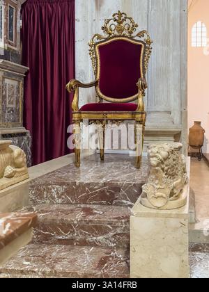 Taormina, Sizilien, Italien - 5. Juli 2024: Piazza Duomo. In der Kathedrale, Stuhl des Papstes Stockfoto