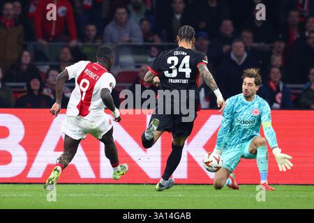 Amterdam, Niederlande. März 2025. AMSTERDAM, 06.03.2025, JohanCruyff Arena, UEFA Europa League Fußball Saison 2024/2025, Spiel zwischen Ajax und Eintracht Frankfurt. (L-R) Ajax Spieler Brian Brobbey, Eintracht Frankfurter Spieler Nnamdi Collins, Eintracht Frankfurter Torhüter Kevin Trapp Credit: Pro Shots/Alamy Live News Stockfoto