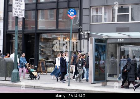 Die Leute laufen entlang der West 14th Street im New Yorker Greenwich Village. Stockfoto