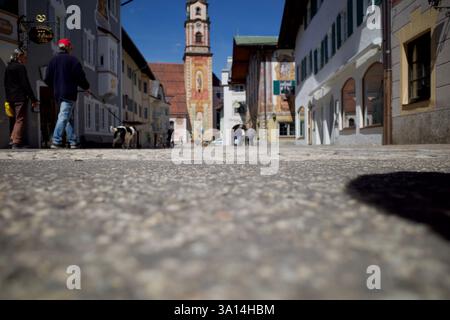 Garmisch-Partenkirchen, Deutschland. April 2021. Tiefwinkelblick auf Garmisch, ein bayerisches Dorf in Süddeutschland. Stockfoto