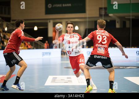 Odense, Dänemark. März 2025. Daniel Stanciuc (44) von Dinamo Bucuresti während des EHF Champions League-Spiels zwischen Fredericia Handball und Dinamo Bucuresti in der Jyske Bank Arena in Odense. Quelle: Gonzales Photo/Alamy Live News Stockfoto