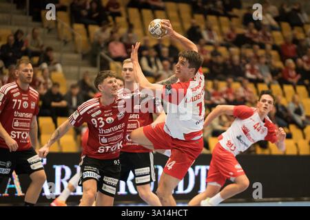 Odense, Dänemark. März 2025. Frederik Ladefoged (14) von Dinamo Bucuresti wurde während des EHF Champions League-Spiels zwischen Fredericia Handball und Dinamo Bucuresti in der Jyske Bank Arena in Odense gesehen. Quelle: Gonzales Photo/Alamy Live News Stockfoto