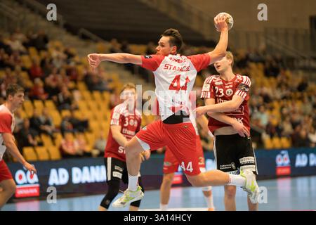 Odense, Dänemark. März 2025. Daniel Stanciuc (44) von Dinamo Bucuresti während des EHF Champions League-Spiels zwischen Fredericia Handball und Dinamo Bucuresti in der Jyske Bank Arena in Odense. Quelle: Gonzales Photo/Alamy Live News Stockfoto