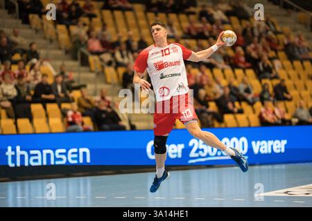Odense, Dänemark. März 2025. Darko Dukic (10) von Dinamo Bucuresti, der während des EHF Champions League-Spiels zwischen Fredericia Handball und Dinamo Bucuresti in der Jyske Bank Arena in Odense gesehen wurde. Quelle: Gonzales Photo/Alamy Live News Stockfoto
