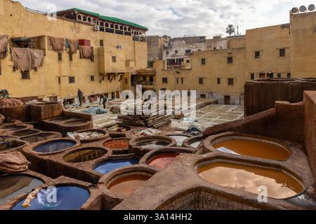 Die Gerberindustrie ist eine beliebte Touristenattraktion in Fès, Marokko, wo noch drei Gerbereien in der Altstadt betrieben werden. Stockfoto