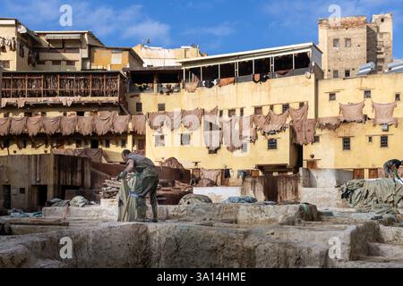 Die Gerberindustrie ist eine beliebte Touristenattraktion in Fès, Marokko, wo noch drei Gerbereien in der Altstadt betrieben werden. Stockfoto