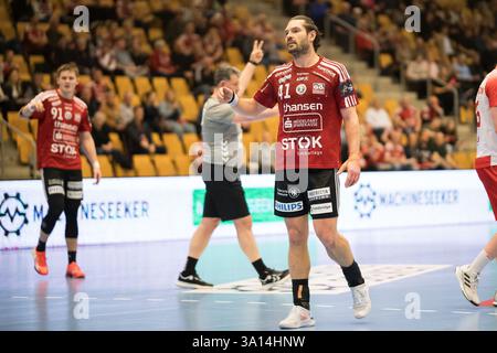 Odense, Dänemark. März 2025. Evgeni Pevnov (41) von Fredericia Handball während des EHF Champions League-Spiels zwischen Fredericia Handball und Dinamo Bucuresti in der Jyske Bank Arena in Odense. Quelle: Gonzales Photo/Alamy Live News Stockfoto